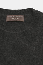 Filippo de Laurentiis Rundhalspullover dunkelgrau, Detailaufnahme von oben, Mix aus Cashmere, Seide, Microfaser, feines Strickbild, Regular Fit, Rundhalsausschnitt, weicher Griff, Rippbündchen.