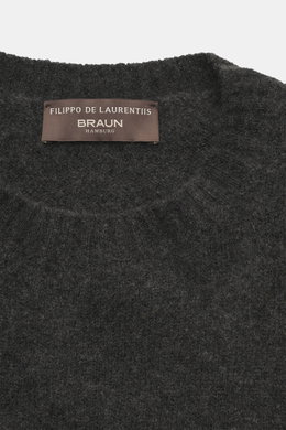 Filippo de Laurentiis Rundhalspullover dunkelgrau, Detailaufnahme von oben, Mix aus Cashmere, Seide, Microfaser, feines Strickbild, Regular Fit, Rundhalsausschnitt, weicher Griff, Rippbündchen.