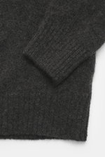 Nahaufnahme des Filippo de Laurentiis Rundhalspullover dunkelgrau von oben, feines Strickbild, weicher Griff, Regular Fit, Rundhalsausschnitt, Rippbündchen, Mix aus Cashmere, Seide und Microfaser.