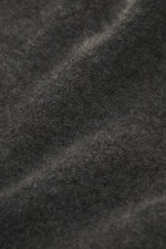 Filippo de Laurentiis Rundhalspullover dunkelgrau Stoffdetail, Nahaufnahme, Mix aus Cashmere, Seide, Microfaser, weicher Griff, feines Strickbild, Regular Fit, Rundhalsausschnitt, Rippbündchen.