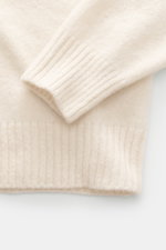 Filippo de Laurentiis Rundhalspullover beige, Nahaufnahme von Ärmel und Bund, Mix aus Cashmere, Seide, Microfaser, weicher Griff, feines Strickbild, Regular Fit, Rundhalsausschnitt, komfortable Rippbündchen.
