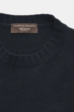 Nahaufnahme von Rundhalsausschnitt und Label des Filippo de Laurentiis Cashmere Rundhalspullover navy, reiner Cashmere, weicher Griff, mittelfeines Strickbild, Regular Fit, komfortable Rippbündchen.