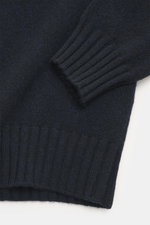 Filippo de Laurentiis Cashmere Rundhalspullover navy, Detailaufnahme von Ärmel und Bund, reiner Cashmere, weicher Griff, mittelfeines Strickbild, Regular Fit, Rundhalsausschnitt, komfortable Rippbündchen.