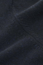 Nahaufnahme des mittelfeinen Strickbilds und weichen Griffs des Filippo de Laurentiis Cashmere Rundhalspullover navy aus reiner Cashmere, Regular Fit mit Rundhalsausschnitt und komfortablen Rippbündchen.
