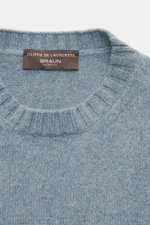 Filippo de Laurentiis Cashmere Rundhalspullover rauchblau meliert, Nahaufnahme von oben, reiner Cashmere, weicher Griff, mittelfeines Strickbild, Regular Fit, Rundhalsausschnitt, komfortable Rippbündchen.