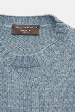 Filippo de Laurentiis Cashmere Rundhalspullover rauchblau meliert, Nahaufnahme von oben, reiner Cashmere, weicher Griff, mittelfeines Strickbild, Regular Fit, Rundhalsausschnitt, komfortable Rippbündchen.
