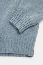 Filippo de Laurentiis Cashmere Rundhalspullover rauchblau meliert, Detailaufnahme Ärmel und Saum, reiner Cashmere, weicher Griff, mittelfeines Strickbild, Regular Fit, Rundhalsausschnitt, komfortable Rippbündchen.