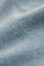 Nahaufnahme des mittelfeinen Strickbilds vom Filippo de Laurentiis Cashmere Rundhalspullover rauchblau meliert, reiner Cashmere, weicher Griff, Regular Fit, Rundhalsausschnitt, komfortable Rippbündchen.