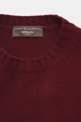 Filippo de Laurentiis Cashmere Rundhalspullover bordeaux, Detailaufnahme von oben, reiner Cashmere, weicher Griff, mittelfeines Strickbild, Regular Fit, Rundhalsausschnitt, komfortable Rippbündchen.