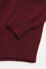 Filippo de Laurentiis Cashmere Rundhalspullover bordeaux, Detailaufnahme von Ärmel und Rippbündchen, reiner Cashmere, weicher Griff, mittelfeines Strickbild, Regular Fit, Rundhalsausschnitt, komfortable Rippbündchen.