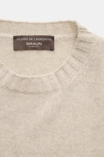 Filippo de Laurentiis Cashmere Rundhalspullover beige meliert, Detailaufnahme von oben, reiner Cashmere, weicher Griff, mittelfeines Strickbild, Regular Fit, Rundhalsausschnitt, komfortable Rippbündchen.