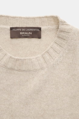 Filippo de Laurentiis Cashmere Rundhalspullover beige meliert, Detailaufnahme von oben, reiner Cashmere, weicher Griff, mittelfeines Strickbild, Regular Fit, Rundhalsausschnitt, komfortable Rippbündchen.