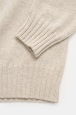 Filippo de Laurentiis Cashmere Rundhalspullover beige meliert, Detailaufnahme von Ärmel und Bund, reiner Cashmere, weicher Griff, mittelfeines Strickbild, Regular Fit, Rundhalsausschnitt, komfortable Rippbündchen.
