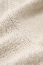 Filippo de Laurentiis Cashmere Rundhalspullover beige meliert, Detailansicht, reiner Cashmere, weicher Griff, mittelfeines Strickbild, Regular Fit, Rundhalsausschnitt, komfortable Rippbündchen.