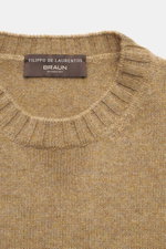 Filippo de Laurentiis Cashmere Rundhalspullover taupe meliert, Detailaufnahme von oben, reiner Cashmere, weicher Griff, mittelfeines Strickbild, Regular Fit, Rundhalsausschnitt, komfortable Rippbündchen.