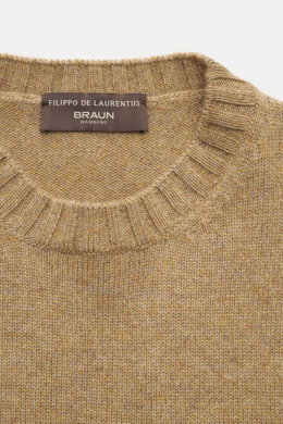 Filippo de Laurentiis Cashmere Rundhalspullover taupe meliert, Detailaufnahme von oben, reiner Cashmere, weicher Griff, mittelfeines Strickbild, Regular Fit, Rundhalsausschnitt, komfortable Rippbündchen.