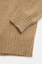 Filippo de Laurentiis Cashmere Rundhalspullover taupe meliert, Detailaufnahme Ärmel und Bund, reiner Cashmere, weicher Griff, mittelfeines Strickbild, Regular Fit, Rundhalsausschnitt, komfortable Rippbündchen.