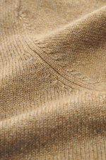 Nahaufnahme des Filippo de Laurentiis Cashmere Rundhalspullover taupe meliert, reiner Cashmere, weicher Griff, mittelfeines Strickbild, Regular Fit, Rundhalsausschnitt, komfortable Rippbündchen.