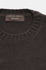 Nahaufnahme von Rundhalsausschnitt und Label des dunkelbraunen Filippo de Laurentiis Rundhalspullover, Regular Fit, mittelfeines Strickbild, komfortable Rippbündchen, weicher Griff, Mix aus Merinowolle und Cashmere, frontal fotografiert.