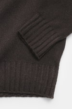 Nahaufnahme aus schräger Draufsicht eines dunkelbraunen Filippo de Laurentiis Rundhalspullover mit Regular Fit, mittelfeinem Strickbild, Rippbündchen, weichem Griff, Mix aus Merinowolle und Cashmere.