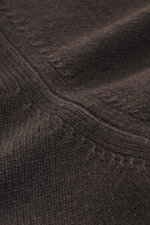 Nahaufnahme des dunkelbraunen Filippo de Laurentiis Rundhalspullovers, von oben fotografiert, mittelfeines Strickbild, weicher Griff, Mix aus Merinowolle und Cashmere, Regular Fit mit Rundhalsausschnitt und komfortablen Rippbündchen.
