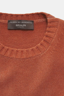 Nahaufnahme des Filippo de Laurentiis Rundhalspullover rostbraun, von oben fotografiert, Mix aus Merinowolle und Cashmere, weicher Griff, mittelfeines Strickbild, Regular Fit, Rundhalsausschnitt, komfortable Rippbündchen.