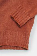 Nahaufnahme des Filippo de Laurentiis Rundhalspullover rostbraun von oben schräg, mittelfeines Strickbild, weicher Griff, Merino-Cashmere, Regular Fit, Rundhalsausschnitt, komfortable Rippbündchen.