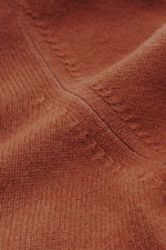 Nahaufnahme des Filippo de Laurentiis Rundhalspullover rostbraun aus Merinowolle und Cashmere mit weichem Griff, mittelfeinem Strickbild, Regular Fit, Rundhalsausschnitt und komfortablen Rippbündchen.