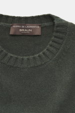 Filippo de Laurentiis Rundhalspullover dunkelgrün, Detailaufnahme von oben, Mix Merinowolle und Cashmere, weicher Griff, mittelfeines Strickbild, Regular Fit, Rundhalsausschnitt, Rippbündchen.