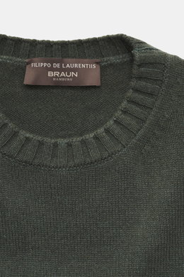 Filippo de Laurentiis Rundhalspullover dunkelgrün, Detailaufnahme von oben, Mix Merinowolle und Cashmere, weicher Griff, mittelfeines Strickbild, Regular Fit, Rundhalsausschnitt, Rippbündchen.
