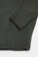 Filippo de Laurentiis Rundhalspullover dunkelgrün, Detailaufnahme von Ärmel und Saum, Mix aus Merinowolle und Cashmere, weicher Griff, mittelfeines Strickbild, Regular Fit, Rundhalsausschnitt, komfortable Rippbündchen.