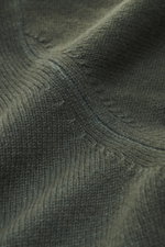 Nahaufnahme aus schräger Perspektive des dunkelgrünen Filippo de Laurentiis Rundhalspullover mit mittelfeinem Strickbild, weichem Griff, Mix aus Merinowolle und Cashmere, Regular Fit, Rundhalsausschnitt und komfortablen Rippbündchen.