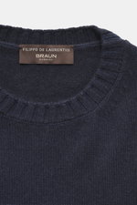 Filippo de Laurentiis Rundhalspullover navy, Detailaufnahme von oben, Mix aus Merinowolle und Cashmere, weicher Griff, mittelfeines Strickbild, Regular Fit, Rundhalsausschnitt, komfortable Rippbündchen.