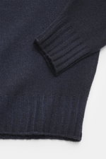 Filippo de Laurentiis Rundhalspullover navy, Detailansicht von Ärmel und Saum, Mix aus Merinowolle und Cashmere, weicher Griff, mittelfeines Strickbild, Regular Fit, Rundhalsausschnitt, komfortable Rippbündchen.