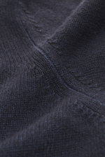 Nahaufnahme des mittelfeinen Strickbilds vom Filippo de Laurentiis Rundhalspullover navy, fotografiert aus leichter Schräge, Mix Merinowolle und Cashmere, weicher Griff, Regular Fit, Rundhalsausschnitt, komfortable Rippbündchen.