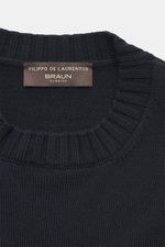 Nahaufnahme des Rundhalsausschnitts vom Filippo de Laurentiis Merino Rundhalspullover navy, feines Strickbild, weicher Griff, reine Merinowolle.