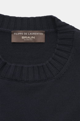 Nahaufnahme des Rundhalsausschnitts vom Filippo de Laurentiis Merino Rundhalspullover navy, feines Strickbild, weicher Griff, reine Merinowolle.