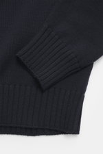 Nahaufnahme des Filippo de Laurentiis Merino Rundhalspullover navy Ärmels, schräg von oben fotografiert, feines Strickbild, reine Merinowolle, weicher Griff, Regular Fit, Rundhalsausschnitt, flexible Rippbündchen.