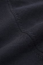 Filigrane Nahaufnahme des Filippo de Laurentiis Merino Rundhalspullover navy, feines Strickbild, weicher Griff, reine Merinowolle.