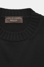 Nahaufnahme des schwarzen Filippo de Laurentiis Merino Rundhalspullover in Regular Fit mit feinem Strickbild, Rundhalsausschnitt und flexiblen Rippbündchen aus reiner Merinowolle.