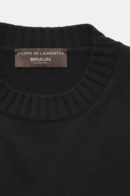 Nahaufnahme des schwarzen Filippo de Laurentiis Merino Rundhalspullover in Regular Fit mit feinem Strickbild, Rundhalsausschnitt und flexiblen Rippbündchen aus reiner Merinowolle.