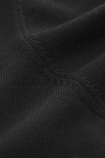Filippo de Laurentiis Merino Rundhalspullover schwarz, Detailaufnahme aus schräger Nahperspektive, feines Strickbild, weicher Griff, reine Merinowolle, Regular Fit, Rundhalsausschnitt, flexible Rippbündchen.