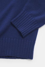 Nahaufnahme des dunkelblauen Filippo de Laurentiis Merino Rundhalspullover von oben, zeigt weichen Griff, feines Strickbild, flexible Rippbündchen.