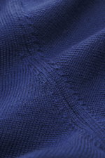 Filippo de Laurentiis Merino Rundhalspullover dunkelblau im Detail, Nahaufnahme der feinen Merinowolle, weicher Griff, feines Strickbild, flexible Rippbündchen.