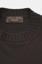 Filippo de Laurentiis Merino Rundhalspullover dunkelbraun aus reiner Merinowolle, feines Strickbild, Rundhals, flexible Rippbündchen, Detailaufnahme von oben.