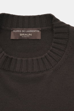 Filippo de Laurentiis Merino Rundhalspullover dunkelbraun aus reiner Merinowolle, feines Strickbild, Rundhals, flexible Rippbündchen, Detailaufnahme von oben.