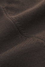 Nahaufnahme des dunkelbraunen Filippo de Laurentiis Merino Rundhalspullover mit feinem Strickbild, weichem Griff und flexiblen Rippbündchen aus reiner Merinowolle.