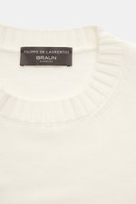 Filippo de Laurentiis Merino Rundhalspullover creme, Nahaufnahme von oben, reine Merinowolle, weicher Griff, feines Strickbild, Regular Fit, Rundhalsausschnitt, flexible Rippbündchen.