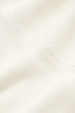 Filippo de Laurentiis Merino Rundhalspullover creme, Detailaufnahme des feinen Strickbilds aus reiner Merinowolle mit weichem Griff, Rippbündchen.