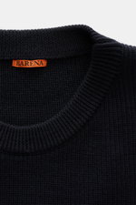 Nahaufnahme des Barena Venezia Rundhalspullover 'Corba Cruna' navy, fotografiert von oben, Strick aus reiner Schurwolle, weicher Griff, mittelfeines Strickbild, Patent-Strickmuster, Slim Fit, Rundhalsausschnitt, elastische Rippbündchen, breite Ärmelbündch